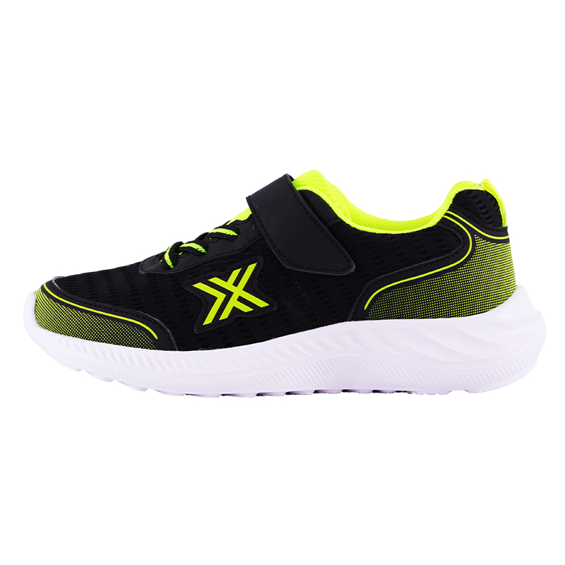 How does the sole design of children's sports shoes enhance grip?