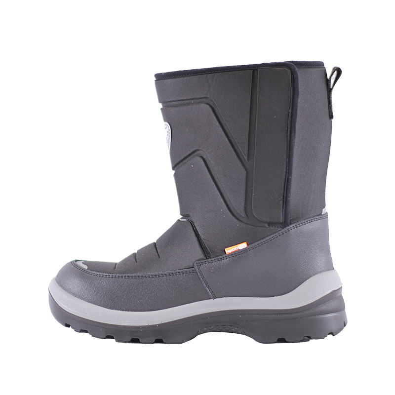 How do men's snow boots keep warm and dry in the cold winter?