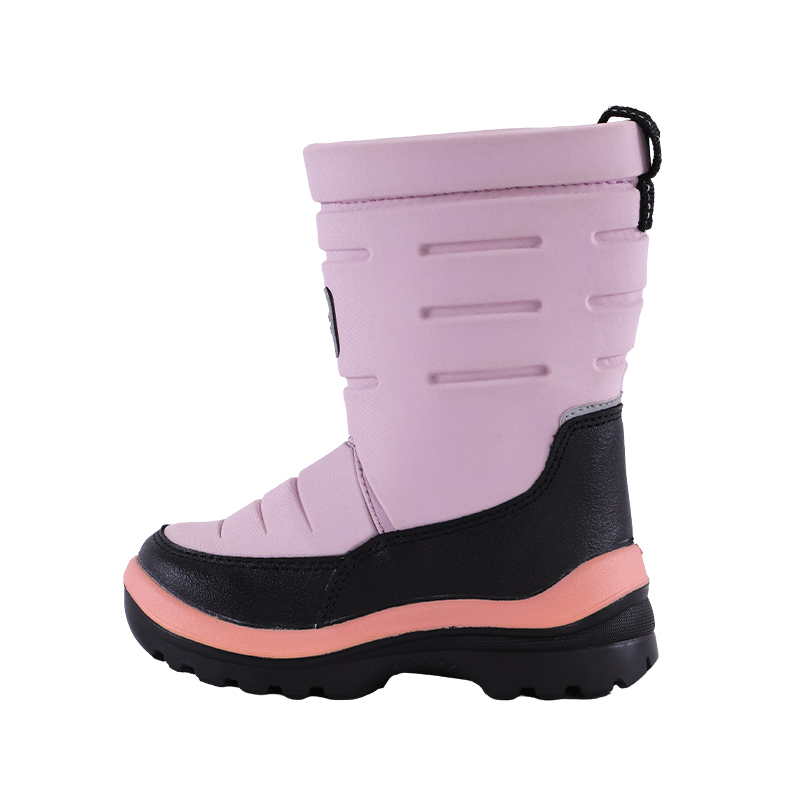 How do men's snow boots provide exceptional warmth in cold weather?