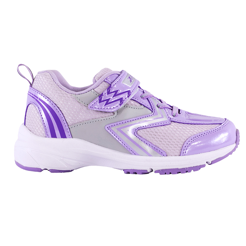 How should the arch support of children's sports shoes be designed differently for children of different age groups?